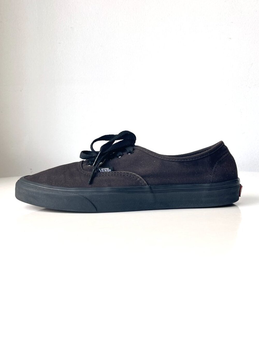 Men's Blackout Authentic Shoe Low Top Sneaker Size 10 - Picture 3 of 7